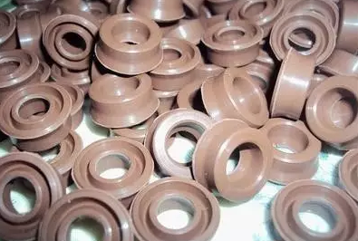 橡膠接頭:氟橡膠的回煉